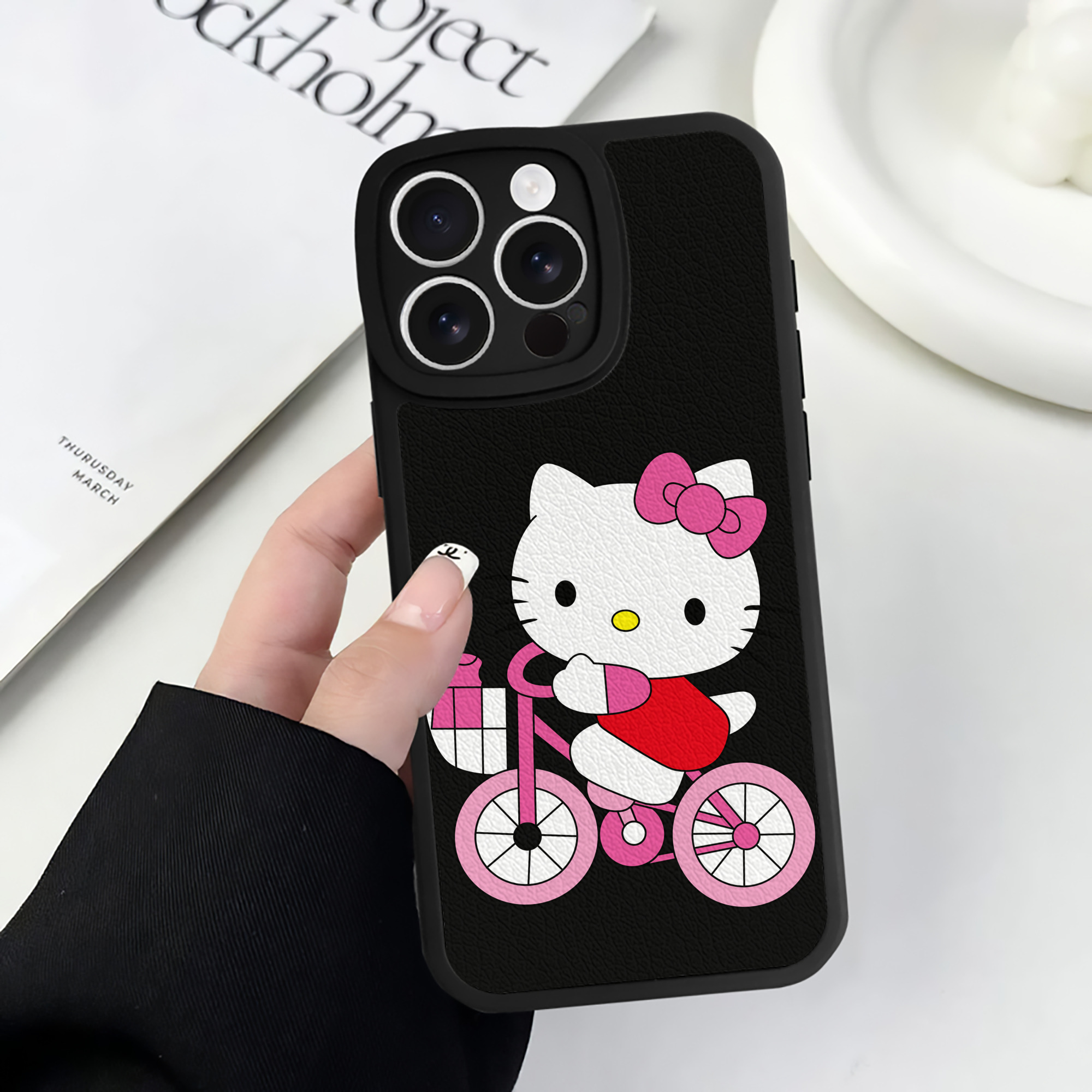 （画像用） Hello Kitty ハローキティ 【iPhone 16シリーズ対応】シリコンスマホケース（レザー調） 材質：シリコン